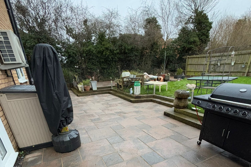 Common Garden Problems Homeowners Face in the UK – Saunders Gardening Services