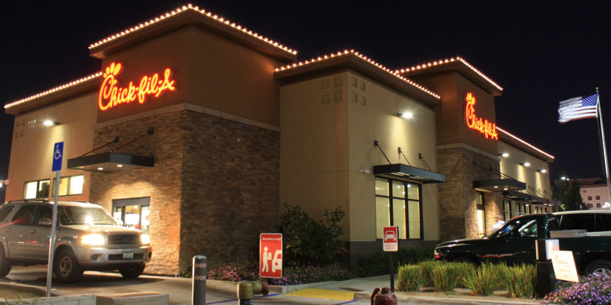 A Complete Guide to Commercial Holiday Light Installation Services for Businesses